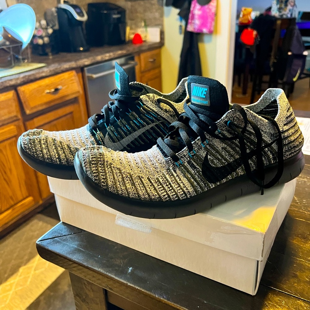 Nike Free Flyknit (Never Worn) 9.5